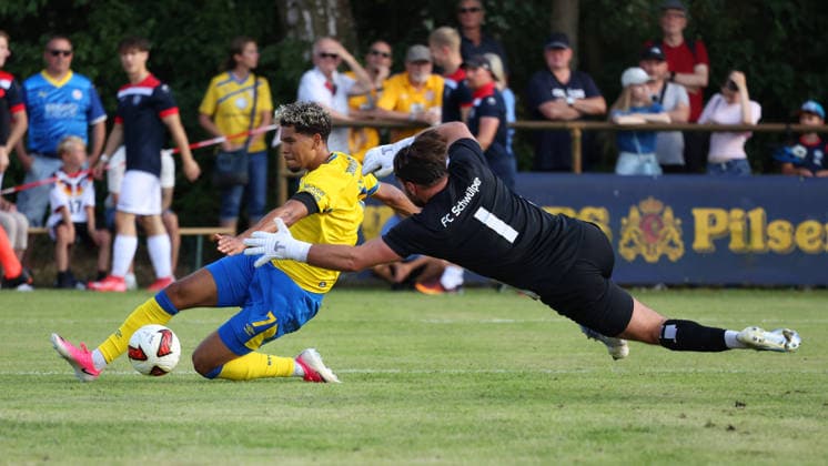Sport Bilder des Tages FC Schwülper vs Eintracht BS, Testspiel Rothemühle, 10.07.2026, Fußball, Herren, Saison 2026 27, Testspiel, FC Schwülper vs Eintracht Braunschweig, Yann Sturm (Eintracht Braunschweig) Niedersachsen Deutschland *** FC Schwülper vs. Eintracht BS, Friendly Match at Rothemühle, July 10, 2026, Soccer, Men s, 2026–27 Season, Friendly Match, FC Schwülper vs. Eintracht Braunschweig, Yann Sturm, Eintracht Braunschweig, Lower Saxony, Germany