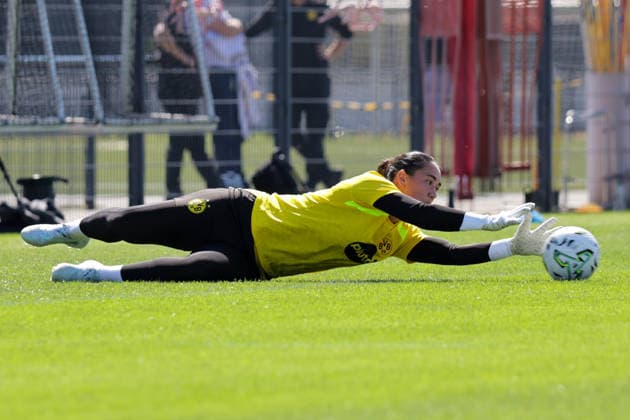 10.07.2026, xgrfx, Fussball Regionalliga West, Borussia Dortmund Frauen - Training v.l. Manuela Zinnsberger (Borussia Dortmund) (DFL DFB REGULATIONS PROHIBIT ANY USE OF PHOTOGRAPHS as IMAGE SEQUENCES and or QUASI-VIDEO) Dortmund *** July 10, 2026, xgrfx, Regionalliga West Soccer, Borussia Dortmund Women s Training, from left: Manuela Zinnsberger, Borussia Dortmund. DFL and DFB regulations prohibit any use of photographs as image sequences and or quasi-video. Dortmund