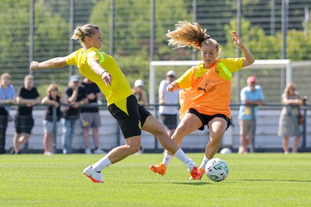 10.07.2026, xgrfx, Fussball Regionalliga West, Borussia Dortmund Frauen - Training v.l. Alexandra Popp, Ricarda Walkling (Borussia Dortmund) (DFL DFB REGULATIONS PROHIBIT ANY USE OF PHOTOGRAPHS as IMAGE SEQUENCES and or QUASI-VIDEO) Dortmund *** July 10, 2026, xgrfx, Regionalliga West Soccer, Borussia Dortmund Women s Training: from left, Alexandra Popp, Ricarda Walkling, Borussia Dortmund. DFL and DFB regulations prohibit any use of photographs as image sequences and or quasi-video. Dortmund