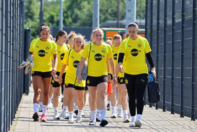 Dortmund, Deutschland: 10.07.2026 - Regionalliga West Frauen - Trainingsauftakt Borussia Dortmund Frauen Im Bild: v.li. Jenske Steenwijk (BVB), Neuzugang Ramona Meier (BVB) und Neuzugang und Torhüterin Manuela Zinsberger (BVB) mit ihren Mannschaftskolleginnen *** Dortmund, Germany, July 10, 2026, Regionalliga West Women: Borussia Dortmund Women Kick Off Training. Pictured, from left: Jenske Steenwijk (BVB), new signing Ramona Meier (BVB), and new signing and goalkeeper Manuela Zinsberger (BVB) with their teammates. Copyright: HMBxMedia MadeleinexFantini