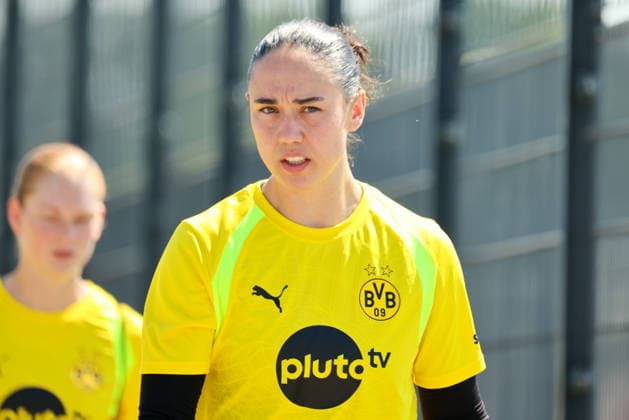 Dortmund, Deutschland: 10.07.2026 - Regionalliga West Frauen - Trainingsauftakt Borussia Dortmund Frauen Im Bild: Neuzugang und Torhüterin Manuela Zinsberger (BVB) mit ihren Mannschaftskolleginnen *** Dortmund, Germany, July 10, 2026, Regionalliga West Women: Borussia Dortmund Women Kick Off Training. Pictured: New signing and goalkeeper Manuela Zinsberger (BVB) with her teammates. Copyright: HMBxMedia MadeleinexFantini