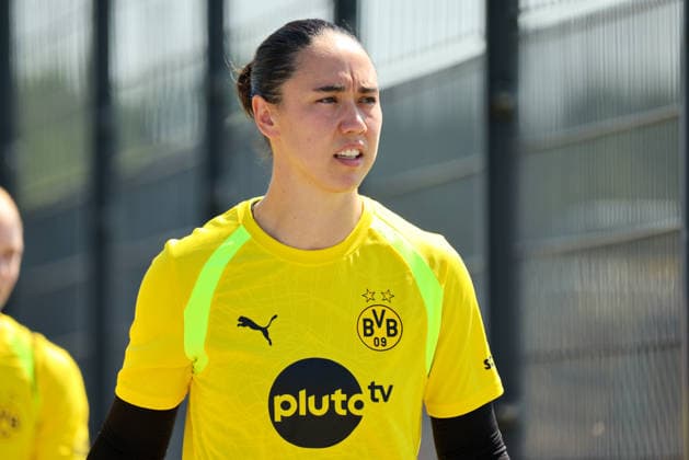 Dortmund, Deutschland: 10.07.2026 - Regionalliga West Frauen - Trainingsauftakt Borussia Dortmund Frauen Im Bild: Neuzugang und Torhüterin Manuela Zinsberger (BVB) mit ihren Mannschaftskolleginnen *** Dortmund, Germany, July 10, 2026, Regionalliga West Women: Borussia Dortmund Women Kick Off Training. Pictured: New signing and goalkeeper Manuela Zinsberger (BVB) with her teammates. Copyright: HMBxMedia MadeleinexFantini