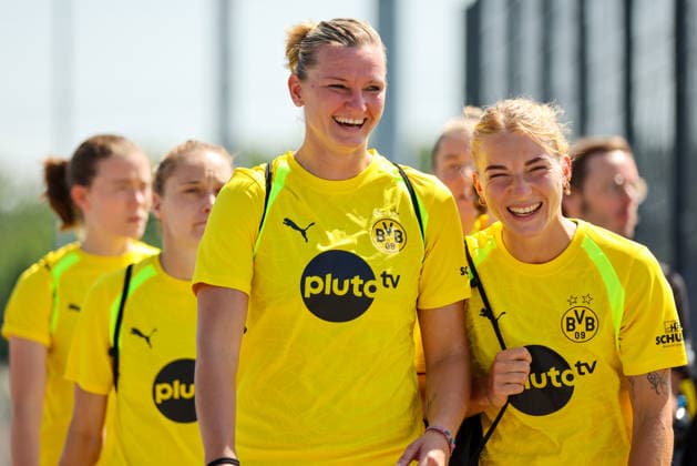 Dortmund, Deutschland: 10.07.2026 - Regionalliga West Frauen - Trainingsauftakt Borussia Dortmund Frauen Im Bild: v.li. Neuzugang Alexandra Popp (BVB) und Ann-Sophie Vogel (BVB) mit ihren Mannschaftskolleginnen lachend *** Dortmund, Germany, July 10, 2026, Regionalliga West Women: Borussia Dortmund Women Kick Off Training. Pictured, from left: New signings Alexandra Popp (BVB) and Ann Sophie Vogel (BVB) laughing with their teammates. Copyright: HMBxMedia MadeleinexFantini