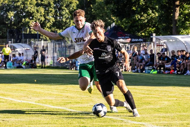 v.l. 19 Markus Müller (VfB Eichstätt), 7 Benjamin Goller (SSV Ulm 1846 Fußball) *** v l 19 Markus Müller, VfB Eichstätt; 7 Benjamin Goller, SSV Ulm 1846 Soccer