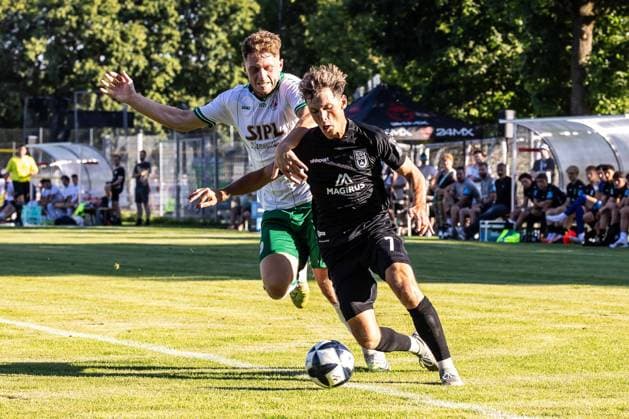 10.07.2026, Fussball, Saison 2026 2027, Regionalliga Südwest, Nebenplatz Vöhringen, Testspiel, SSV Ulm 1846 Fußball - VfB Eichstätt 10.07.2026, Fussball, Saison 2026 2027, Regionalliga Südwest, Nebenplatz Vöhringen, Testspiel, SSV Ulm 1846 Fußball - VfB Eichstätt v.l. 19 Markus Müller (VfB Eichstätt), 7 Benjamin Goller (SSV Ulm 1846 Fußball) Foto: Lucca Fundel Vöhringen Nebenplatz Bayern Deutschland *** July 10, 2026, Soccer, 2026–2027 Season, Regionalliga Southwest, Vöhringen Auxiliary Field, Friendly Match, SSV Ulm 1846 vs. VfB Eichstätt, July 10, 2026, Soccer, 2026–2027 Season, Regionalliga Southwest, Vöhringen Auxiliary Field, Friendly Match, SSV Ulm 1846 Soccer vs. VfB Eichstätt (from left) 19 Markus Müller (VfB Eichstätt), 7 Benjamin Goller (SSV Ulm 1846 Soccer). Photo by Lucca Fundel, Vöhringen Auxiliary Field, Bavaria, Germany