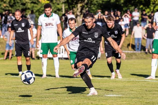 10.07.2026, Fussball, Saison 2026 2027, Regionalliga Südwest, Nebenplatz Vöhringen, Testspiel, SSV Ulm 1846 Fußball - VfB Eichstätt 10.07.2026, Fussball, Saison 2026 2027, Regionalliga Südwest, Nebenplatz Vöhringen, Testspiel, SSV Ulm 1846 Fußball - VfB Eichstätt Torschuss Torjubel Jubel Freude nach Treffer Tor Torschuss zum 1:0 durch einen Elfmeter von 11 Dennis Chessa (SSV Ulm 1846 Fußball). Foto: Lucca Fundel Vöhringen Nebenplatz Bayern Deutschland *** July 10, 2026, Soccer, 2026–2027 Season, Regionalliga Southwest, Vöhringen Auxiliary Field, Friendly Match, SSV Ulm 1846 vs. VfB Eichstätt, July 10, 2026, Soccer, 2026–2027 Season, Regionalliga Southwest, Vöhringen Auxiliary Field, Friendly Match, SSV Ulm 1846 Soccer vs. VfB Eichstätt: Shot on goal, goal celebration, jubilation, joy after scoring; goal; shot on goal for the 1–0 lead via a penalty kick taken by Dennis Chessa (No. 11) of SSV Ulm 1846 Soccer; photo by Lucca Fundel; Vöhringen Auxiliary Field, Bavaria, Germany