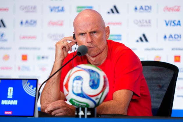 Sport Bilder des Tages Fotball-VM 2026 Miami Gardens, Florida , USA 20260710. Norges landslagssjef Stale Solbakken under en pressekonferanse med Norges herrelandslag i fotball pa Miami stadion, for kvartfinalen i fotball-VM 2026 mellom Norge og England. Foto: Fredrik Varfjell NTB Miami Gardens, Florida USA EDITORIAL USE ONLY. RESTRICTED USE FOR BETTING COMPANIES Ref:_SPOO1wnM4D-FtM.jpg *** 2026 FIFA World Cup Miami Gardens, Florida, USA 20260710 Norway’s national team coach Stale Solbakken during a press conference with the Norwegian men’s national soccer team at Miami Stadium, ahead of the quarterfinal match in the 2026 FIFA World Cup between Norway and England. Photo by Fredrik Varfjell, NTB, Miami Gardens, Florida, USA. EDITORIAL USE ONLY. RESTRICTED USE FOR BETTING COMPANIES.  Copyright: xFredrikxVarfjellx xNTBx