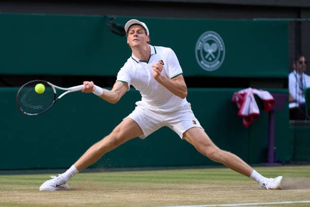 2026 Wimbledon, July 10, Semifinal LONDON, - JULY 10: Jannik Sinner of Italy plays a shot against Novak Djokovic of Serbia during the 2026 Wimbledon, July 10, Semifinal at The all England club, Wimbledon on July 10, 2026 in London, GBR. London The all England club, Wimbledon GBR Copyright: xPeterxvanxdenxBerg ISIxPhotosx 9492