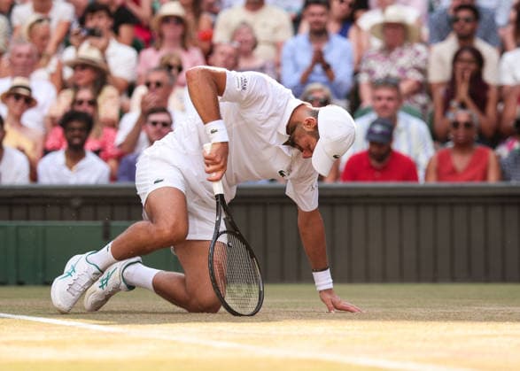 Novak Djokovic rutscht aus und stuerzt zu Boden, Sturz, Herren Einzel, Men s Singles Tennis - Wimbledon 2026 - Grand Slam ITF ATP, Tennis Herren WTA, Tennis Damen - AELTC - London - - Great Britain - 10 July 2026. *** Novak Djokovic slips and falls to the ground, fall, Men s Singles, Men s Singles Tennis, Wimbledon 2026, Grand Slam, ITF, ATP, WTA, AELTC, London, Great Britain, July 10, 2026 Copyright: xJuergenxHasenkopfx
