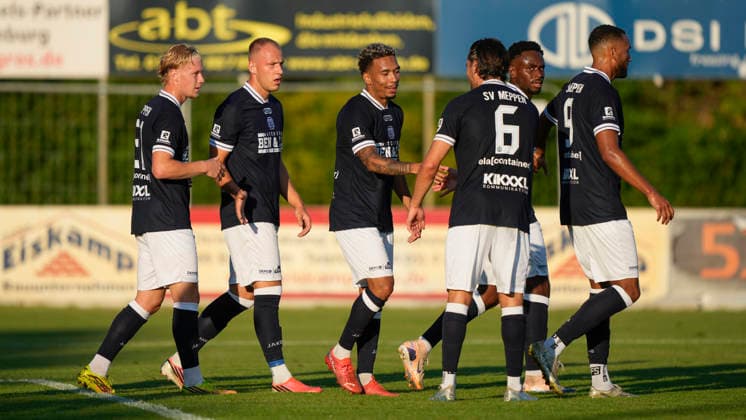 10.07.2026, Stadion, Jeddeloh, GER, 3. Liga, Testspiel SV Meppen vs SSV Jeddeloh II, Jubel nach 2:1 von Oliver Schmitt (SV Meppen 7), Mitte DFL REGULATIONS PROHIBIT ANY USE OF PHOTOGRAPHS AS IMAGE SEQUENCES AND OR QUASI-VIDEO. Jeddeloh Niedersachsen Deutschland Stadion *** July 10, 2026, Stadium, Jeddeloh, GER, 3rd Division, Friendly Match: SV Meppen vs. SSV Jeddeloh II, Celebration after a 2–1 win by Oliver Schmitt, SV Meppen 7, Center. DFL regulations prohibit any use of photographs as image sequences and or quasi-video. Jeddeloh, Lower Saxony, Germany, Stadium