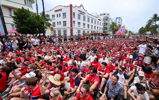 FIFA World Cup, WM, Weltmeisterschaft, Fussball 2026 - Fans of Norway gather at Miami Beach Fans of Norway perform the Viking Row celebration as they gather at Miami Beach in Miami, Florida, USA, 10 July 2026. Norway will face England on 11 July in their FIFA World Cup 2026 quarterfinal match. Miami United States  Copyright: xRONALDxWITTEKx