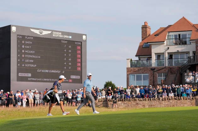 Sport Bilder des Tages NORTH BERWICK, SCOTLAND - JULY 10: Rory McIlroy was onto the 18th green during Round 2 of the Genesis Scottish Open at the Renaissance Club, North Berwick on July 10, 2026 in North Berwick, Scotland Genesis Scottish Open Round 2