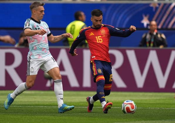 FIFA World Cup, WM, Weltmeisterschaft, Fussball 2026 quarterfinals - Spain vs Belgium Leandro Trossard of Belgium (L) and Alex Baena of Spain in action during the FIFA World Cup 2026 quarterfinals match Spain against Belgium, in Los Angeles, USA, 10 July 2026. INGLEWOOD United States  Copyright: xSCOTTxSTRAZZANTEx