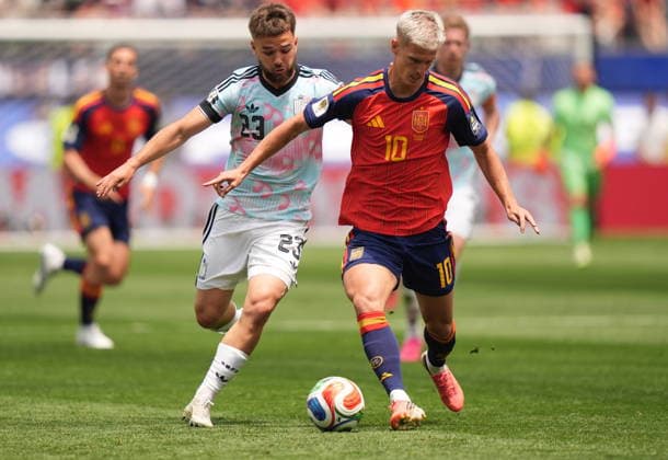 FIFA World Cup, WM, Weltmeisterschaft, Fussball 2026 quarterfinals - Spain vs Belgium Nicolas Raskin of Belgium (L) and Dani Olmo of Spain in action during the FIFA World Cup 2026 quarterfinals match Spain against Belgium, in Los Angeles, USA, 10 July 2026. INGLEWOOD United States  Copyright: xSCOTTxSTRAZZANTEx