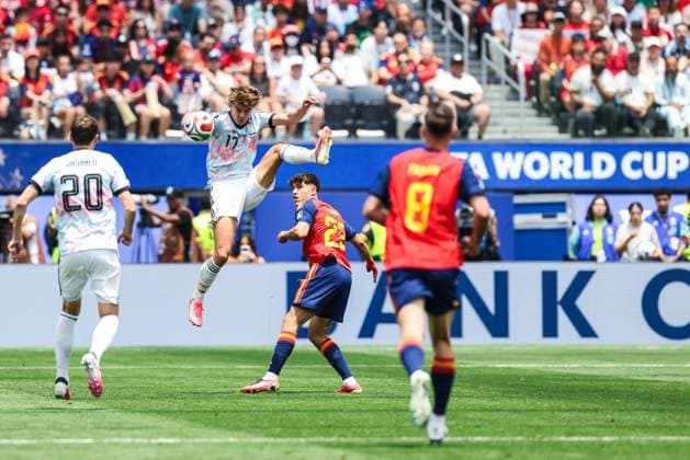Belgium s Charles De Ketelaere and Spain s Pau Cubarsi pictured in action during a soccer game between Spain and Belgian national team, Nationalteam Red Devils, on Friday 10 July 2026 in Los Angeles, USA, in the 1 4 finals of the FIFA World Cup, WM, Weltmeisterschaft, Fussball 2026. BRUNOxFAHY  x180899053x