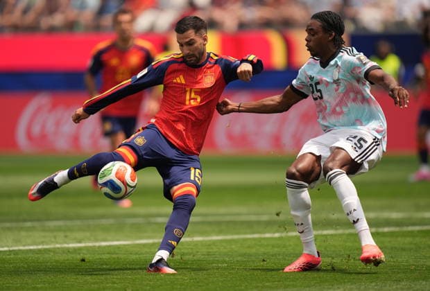 Sport Bilder des Tages FIFA World Cup, WM, Weltmeisterschaft, Fussball 2026 quarterfinals - Spain vs Belgium Alex Baena of Spain (L) and Nathan Ngoy of Belgium in action during the FIFA World Cup 2026 quarterfinals match Spain against Belgium, in Los Angeles, USA, 10 July 2026. INGLEWOOD United States  Copyright: xSCOTTxSTRAZZANTEx