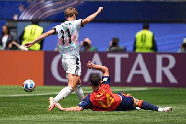Charles De Ketelaere of Belgium and Aymeric Laporte of Spain Spain v Belgium, 2026 FIFA World Cup, WM, Weltmeisterschaft, Fussball Quarter-final, Football, Los Angeles Stadium, California, USA - 10 Jul 2026Los Angeles Los Angeles Stadium California (CA) United States of America  Copyright: xIsmaelxAdnan Shutterstockx 16985787ag