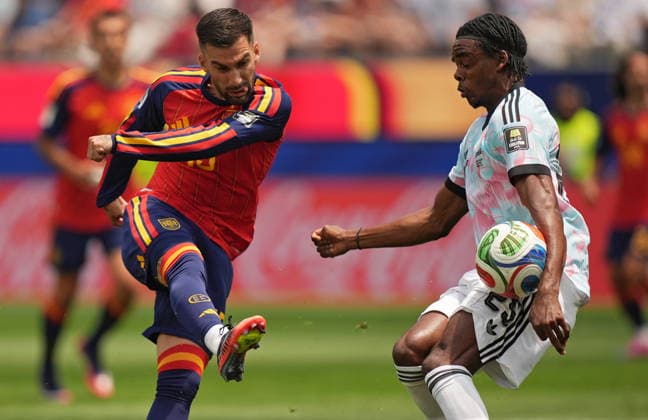 FIFA World Cup, WM, Weltmeisterschaft, Fussball 2026 quarterfinals - Spain vs Belgium Alex Baena of Spain (L) shoots the ball onto the arm of Nathan Ngoy of Belgium in action during the FIFA World Cup 2026 quarterfinals match Spain against Belgium, in Los Angeles, USA, 10 July 2026. INGLEWOOD United States  Copyright: xSCOTTxSTRAZZANTEx