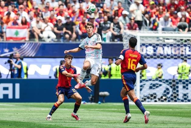 Spain s Pau Cubarsi and Belgium s Charles De Ketelaere pictured in action during a soccer game between Spain and Belgian national team, Nationalteam Red Devils, on Friday 10 July 2026 in Los Angeles, USA, in the 1 4 finals of the FIFA World Cup, WM, Weltmeisterschaft, Fussball 2026. BRUNOxFAHY  x180899342x