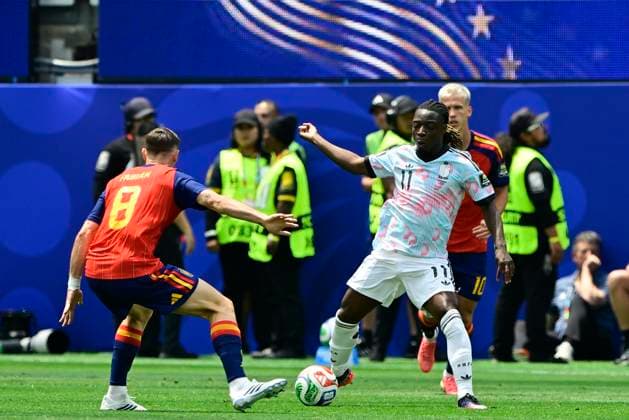Spain vs Belgium - FIFA World Cup, WM, Weltmeisterschaft, Fussball 2026 LOS ANGELES, UNITED STATES OF AMERICA - JULY 10 : Doku Jeremy forward of Belgium battles for the ball with Ruiz Fabian midfielder of Spain pictured during the FIFA World Cup 2026 round of 8 match between Spain and Belgium at the SoFi stadium on July 10, 2026 in Los Angeles, United States of America, 10 07 2026 Los Angeles United States of America  Copyright: xJanxDexMeuleneirx