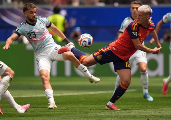 FIFA World Cup, WM, Weltmeisterschaft, Fussball 2026 quarterfinals - Spain vs Belgium Nicolas Raskin of Belgium (L) and Dani Olmo of Spain in action during the FIFA World Cup 2026 quarterfinals match Spain against Belgium, in Los Angeles, USA, 10 July 2026. INGLEWOOD United States  Copyright: xSCOTTxSTRAZZANTEx