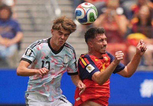 FIFA World Cup, WM, Weltmeisterschaft, Fussball 2026 quarterfinals - Spain vs Belgium Charles De Ketelaere of Belgium (L) and Aymeric Laporte of Spain in action during the FIFA World Cup 2026 quarterfinals match Spain against Belgium, in Los Angeles, USA, 10 July 2026. INGLEWOOD United States  Copyright: xSCOTTxSTRAZZANTEx