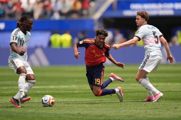 FIFA World Cup, WM, Weltmeisterschaft, Fussball 2026 quarterfinals - Spain vs Belgium (L-R) Jeremy Doku of Belgium, Lamine Zamal of Spain, and Maxim De Cuyper of Belgium in action during the FIFA World Cup 2026 quarterfinals match Spain against Belgium, in Los Angeles, USA, 10 July 2026. INGLEWOOD United States  Copyright: xSCOTTxSTRAZZANTEx