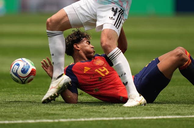 FIFA World Cup, WM, Weltmeisterschaft, Fussball 2026 quarterfinals - Spain vs Belgium Lamine Yamal of Spain lies on the pitch during the FIFA World Cup 2026 quarterfinals match Spain against Belgium, in Los Angeles, USA, 10 July 2026. INGLEWOOD United States  Copyright: xSCOTTxSTRAZZANTEx