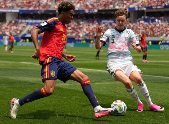 FIFA World Cup, WM, Weltmeisterschaft, Fussball 2026 quarterfinals - Spain vs Belgium Lamine Yamal of Spain (L) and Maxim De Cuyper of Belgium in action during the FIFA World Cup 2026 quarterfinals match Spain against Belgium, in Los Angeles, USA, 10 July 2026. INGLEWOOD United States  Copyright: xSCOTTxSTRAZZANTEx