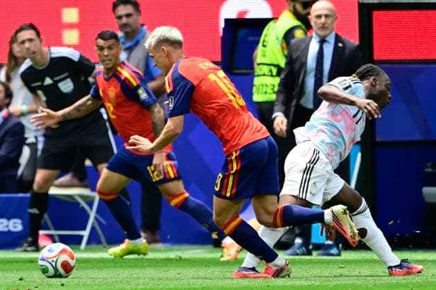 Spain vs Belgium - FIFA World Cup, WM, Weltmeisterschaft, Fussball 2026 LOS ANGELES, UNITED STATES OF AMERICA - JULY 10 : Doku Jeremy forward of Belgium battles for the ball with Olmo Dani forward of Spain pictured during the FIFA World Cup 2026 round of 8 match between Spain and Belgium at the SoFi stadium on July 10, 2026 in Los Angeles, United States of America, 10 07 2026 Los Angeles United States of America  Copyright: xJanxDexMeuleneirx