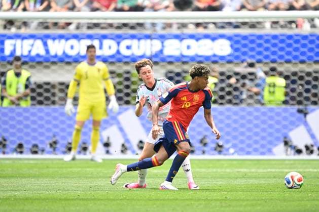 Spain vs Belgium - FIFA World Cup, WM, Weltmeisterschaft, Fussball 2026 LOS ANGELES, UNITED STATES OF AMERICA - JULY 10 : De Cuyper Maxim defender of Belgium, Yamal Lamine forward of Spain pictured during the FIFA World Cup 2026 round of 8 match between Spain and Belgium at the SoFi stadium on July 10, 2026 in Los Angeles, United States of America, 10 07 2026 Los Angeles United States of America  Copyright: xNicoxVereeckenx
