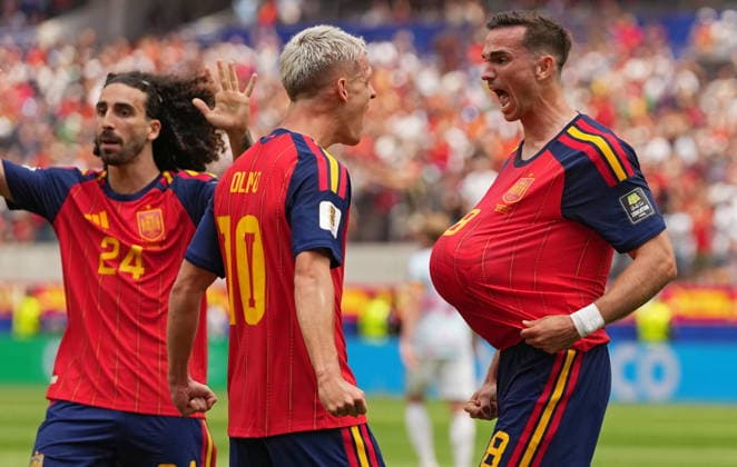 FIFA World Cup, WM, Weltmeisterschaft, Fussball 2026 quarterfinals - Spain vs Belgium Fabian Ruiz of Spain (R) celebrates with teammates after scoring the 1-0 opening goal during the FIFA World Cup 2026 quarterfinals match Spain against Belgium, in Los Angeles, USA, 10 July 2026. INGLEWOOD United States  Copyright: xSCOTTxSTRAZZANTEx