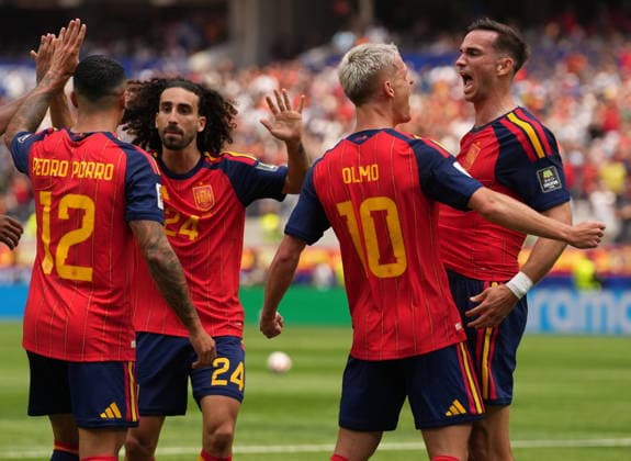 FIFA World Cup, WM, Weltmeisterschaft, Fussball 2026 quarterfinals - Spain vs Belgium Fabian Ruiz of Spain (R) celebrates with teammates after scoring the 1-0 opening goal during the FIFA World Cup 2026 quarterfinals match Spain against Belgium, in Los Angeles, USA, 10 July 2026. INGLEWOOD United States  Copyright: xSCOTTxSTRAZZANTEx