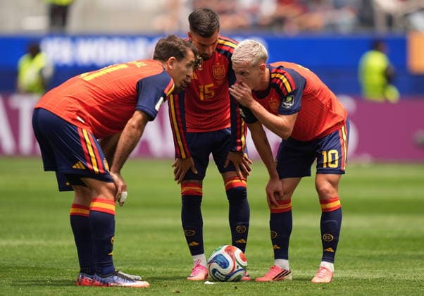 FIFA World Cup, WM, Weltmeisterschaft, Fussball 2026 quarterfinals - Spain vs Belgium (L-R) Mikel Oyarzabal of Spain, Alex Baena of Spain, and Dani Olmo of Spain discuss a free kick during the FIFA World Cup 2026 quarterfinals match Spain against Belgium, in Los Angeles, USA, 10 July 2026. INGLEWOOD United States  Copyright: xSCOTTxSTRAZZANTEx