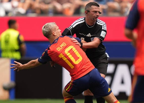 Sport Bilder des Tages FIFA World Cup, WM, Weltmeisterschaft, Fussball 2026 quarterfinals - Spain vs Belgium Dani Olmo of Spain (L) runs into referee Michael Oliver during the FIFA World Cup 2026 quarterfinals match Spain against Belgium, in Los Angeles, USA, 10 July 2026. INGLEWOOD United States  Copyright: xSCOTTxSTRAZZANTEx