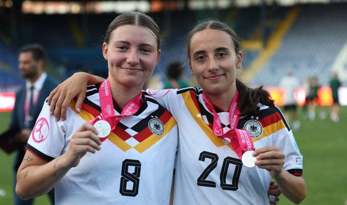 Sport Bilder des Tages RECORD DATE NOT STATED 10.07.2026 Sarajevo(Bosnia-Herzegovina) Spain-Germany European U19 U-19 Under-19 women s football championship Tessa Zimmermann(L), Emma Memminger(R) Germany with silver medals :S.Sandic