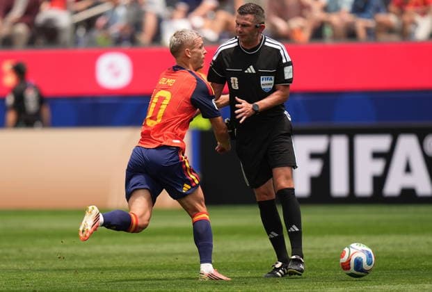FIFA World Cup, WM, Weltmeisterschaft, Fussball 2026 quarterfinals - Spain vs Belgium Dani Olmo of Spain (L) runs into referee Michael Oliver during the FIFA World Cup 2026 quarterfinals match Spain against Belgium, in Los Angeles, USA, 10 July 2026. INGLEWOOD United States  Copyright: xSCOTTxSTRAZZANTEx