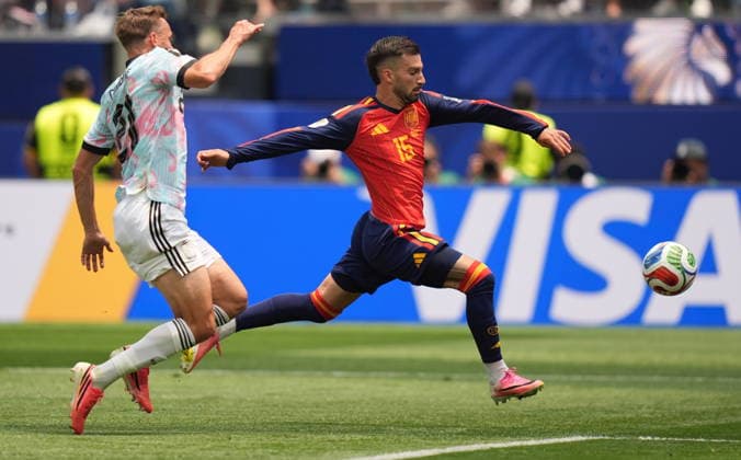FIFA World Cup, WM, Weltmeisterschaft, Fussball 2026 quarterfinals - Spain vs Belgium Alex Baena of Spain (R) and Timothy Castagne of Belgium in action during the FIFA World Cup 2026 quarterfinals match Spain against Belgium, in Los Angeles, USA, 10 July 2026. INGLEWOOD United States  Copyright: xSCOTTxSTRAZZANTEx