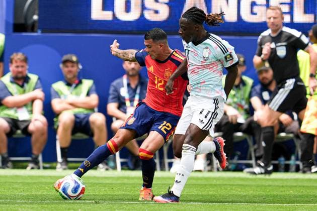 Pedro Porro of Spain and JÃ rÃ my Doku of Belgium Spain v Belgium, 2026 FIFA World Cup, WM, Weltmeisterschaft, Fussball Quarter-final, Football, Los Angeles Stadium, California, USA - 10 Jul 2026Los Angeles Los Angeles Stadium California (CA) United States of America  Copyright: xIsmaelxAdnan Shutterstockx 16985787ay