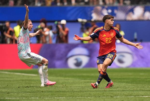 FIFA World Cup, WM, Weltmeisterschaft, Fussball 2026 quarterfinals - Spain vs Belgium Kevin De Bruyne of Belgium (L) and Kevin De Bruyne of Belgium complain during the FIFA World Cup 2026 quarterfinals match Spain against Belgium, in Los Angeles, USA, 10 July 2026. INGLEWOOD United States  Copyright: xSCOTTxSTRAZZANTEx