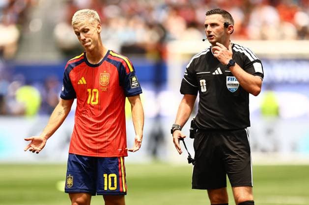 Dani Olmo of Spain after being blocked by referee Michael Oliver Spain v Belgium, 2026 FIFA World Cup, WM, Weltmeisterschaft, Fussball Quarter-final, Football, Los Angeles Stadium, California, USA - 10 Jul 2026Los Angeles Los Angeles Stadium California (CA) United States of America  Copyright: xMichaelxZemanek Shutterstockx 16985789ae