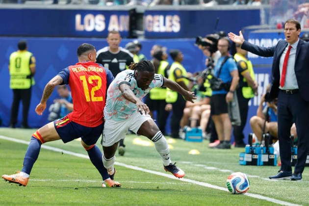 Pedro Porro (L) of Spain in action against Jeremy Doku (R) of during the FIFA World Cup, WM, Weltmeisterschaft, Fussball 2026 quarterfinals match Spain against Belgium, in Los Angeles, USA, 10 July 2026. FIFA World Cup 2026 quarterfinals - Spain vs Belgium !ACHTUNG: NUR REDAKTIONELLE NUTZUNG!  Copyright: xLavandeiraxJrx AMDEP8556 0861292547st