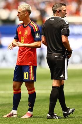 Dani Olmo of Spain after being blocked by referee Michael Oliver Spain v Belgium, 2026 FIFA World Cup, WM, Weltmeisterschaft, Fussball Quarter-final, Football, Los Angeles Stadium, California, USA - 10 Jul 2026Los Angeles Los Angeles Stadium California (CA) United States of America  Copyright: xMichaelxZemanek Shutterstockx 16985789ai
