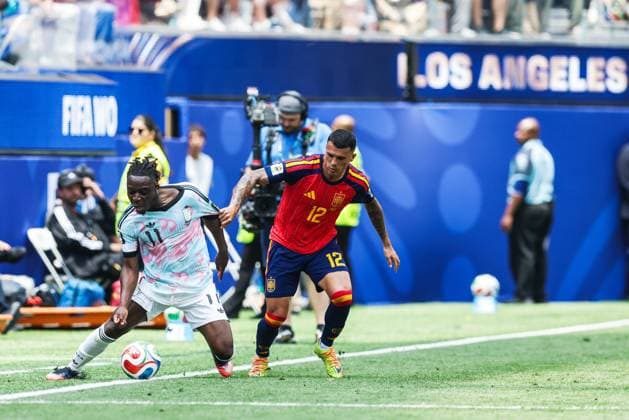 Belgium s Jeremy Doku and Spain s Pedro Porro pictured in action during a soccer game between Spain and Belgian national team, Nationalteam Red Devils, on Friday 10 July 2026 in Los Angeles, USA, in the 1 4 finals of the FIFA World Cup, WM, Weltmeisterschaft, Fussball 2026. BRUNOxFAHY  x180902369x