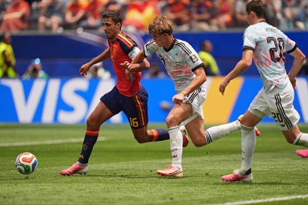 FIFA World Cup, WM, Weltmeisterschaft, Fussball 2026 quarterfinals - Spain vs Belgium Rodri of Spain (L) and Charles De Ketelaere of Belgium in action during the FIFA World Cup 2026 quarterfinals match Spain against Belgium, in Los Angeles, USA, 10 July 2026. INGLEWOOD United States  Copyright: xSCOTTxSTRAZZANTEx