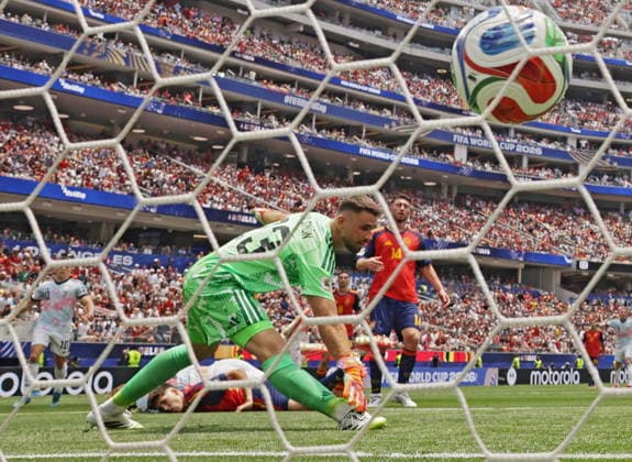 FIFA World Cup, WM, Weltmeisterschaft, Fussball 2026 quarterfinals - Spain vs Belgium epaselect Spain goalkeeper Unai Simon concedes the 1-1 equalizer goal during the FIFA World Cup 2026 quarterfinals match Spain against Belgium, in Los Angeles, USA, 10 July 2026. INGLEWOOD United States  Copyright: xCHRISxTORRESx