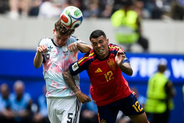 Spain v Belgium - FIFA World Cup, WM, Weltmeisterschaft, Fussball 2026 Maxim De Cuyper of Belgium competes for a header with Pedro Porro of Spain during the FIFA World Cup 2026 quarter final football match between Spain and Belgium. Inglewood United States Copyright: xNicolòxCampox