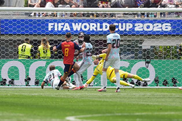 Spain v Belgium - FIFA World Cup, WM, Weltmeisterschaft, Fussball 2026 - Quarter Final INGLEWOOD, CALIFORNIA, UNITED STATES - JULY 10: Spain’s Fabian Ruiz (8) battles for the ball with Belgium’s Nathan Ngoy (25) as goalkeeper Thibaut Courtois and Hans Vanaken (20) defend during the 2026 FIFA World Cup quarterfinal match between Spain and Belgium at Los Angeles Stadium (SoFi Stadium) in Inglewood, California, United States, on July 10, 2026. Tayfun Coskun Anadolu California United States. Editorial use only. Please get in touch for any other usage.  Copyright: x2026xAnadoluxTayfunxCoskunx