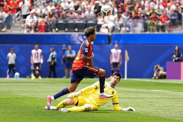 Thibaut Courtois of Belgium saves from Lamine Yamal of Spain Spain v Belgium, 2026 FIFA World Cup, WM, Weltmeisterschaft, Fussball Quarter-final, Football, Los Angeles Stadium, California, USA - 10 Jul 2026Los Angeles Los Angeles Stadium California (CA) United States of America  Copyright: xIsmaelxAdnan Shutterstockx 16985787bk