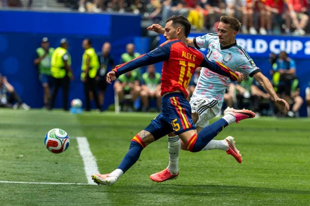 July 10, 2026, Los Angeles, California, USA: SpainÃ¢â‚¬â ¢s Marcos Llorente (5) and Belgium s Timothy Castagne (21) vie for the ball during the FIFA World Cup, WM, Weltmeisterschaft, Fussball quarterfinal soccer match at SoFi Stadium in Inglewood, Calif., Friday, July 10, 2026. World Cup 2026: QF: Spain Vs Belgium  - ZUMAc68_ 20260710_zaf_c68_024 Copyright: xRingoxChiux